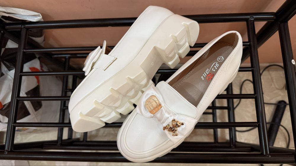 Черни/бели мокасини