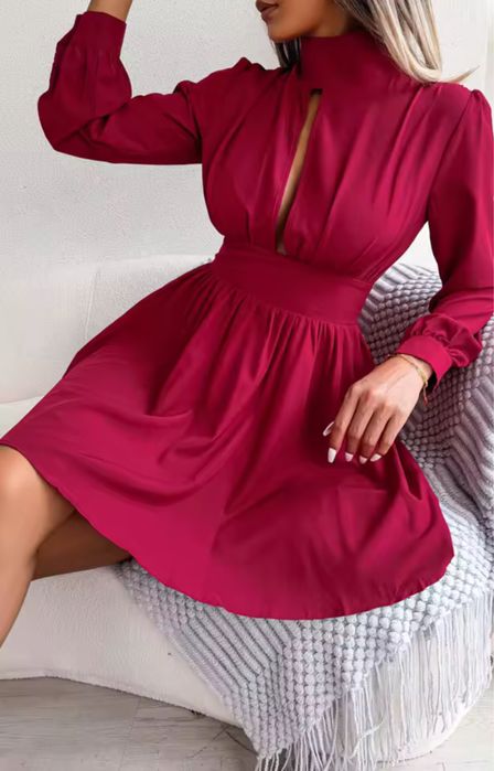 Елегантна рокля с красиво деколте в бордо