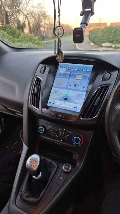 Navigatie Android 15 Ford Focus Mk3 Stil Tesla cu Carplay Android Auto