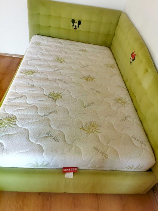 Vând pat tapițat cu doua tablii, catifea, imprimat cu Minnie si Mickey