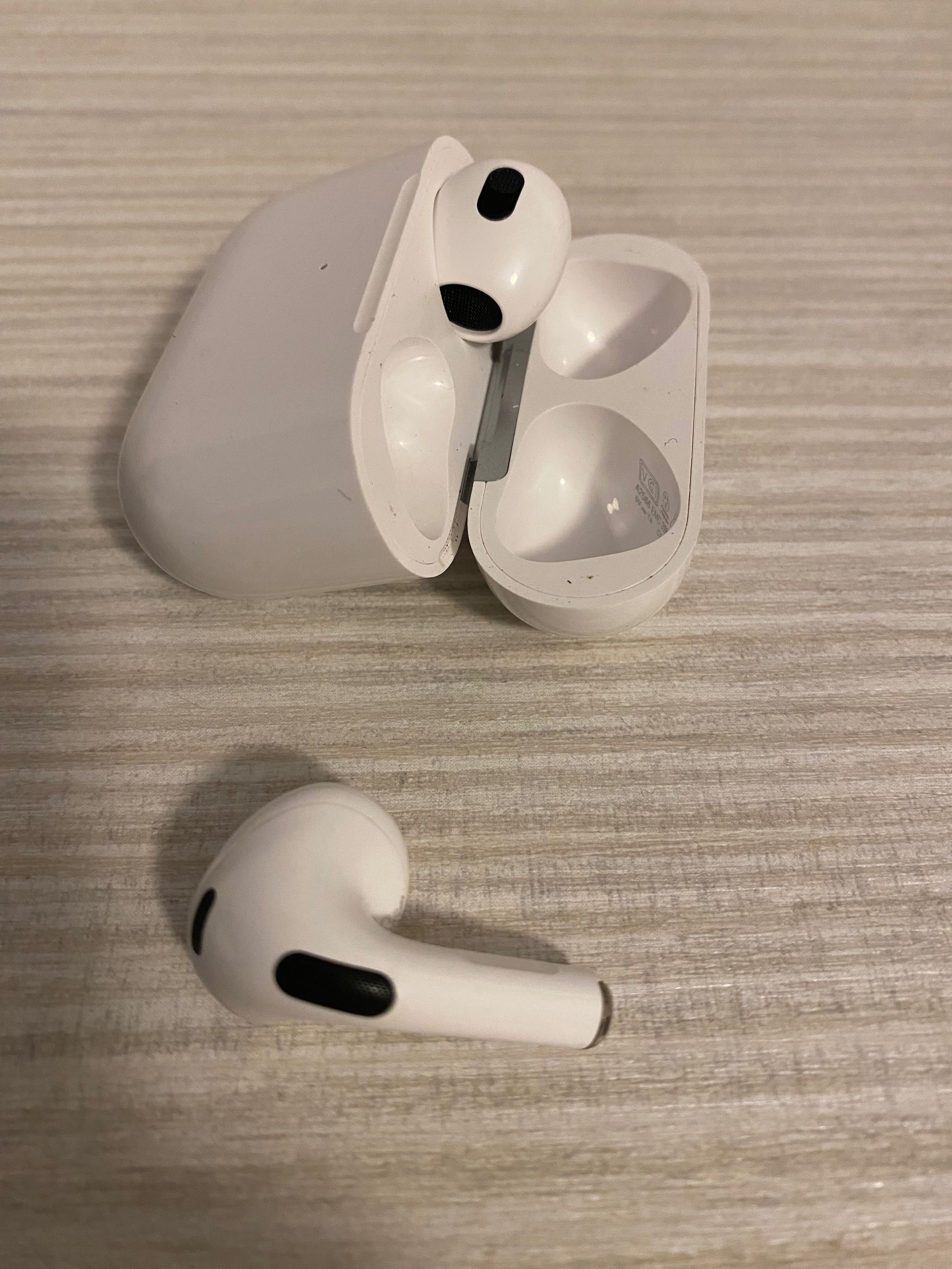 iPhone 11 Pro cutie completă + AirPods