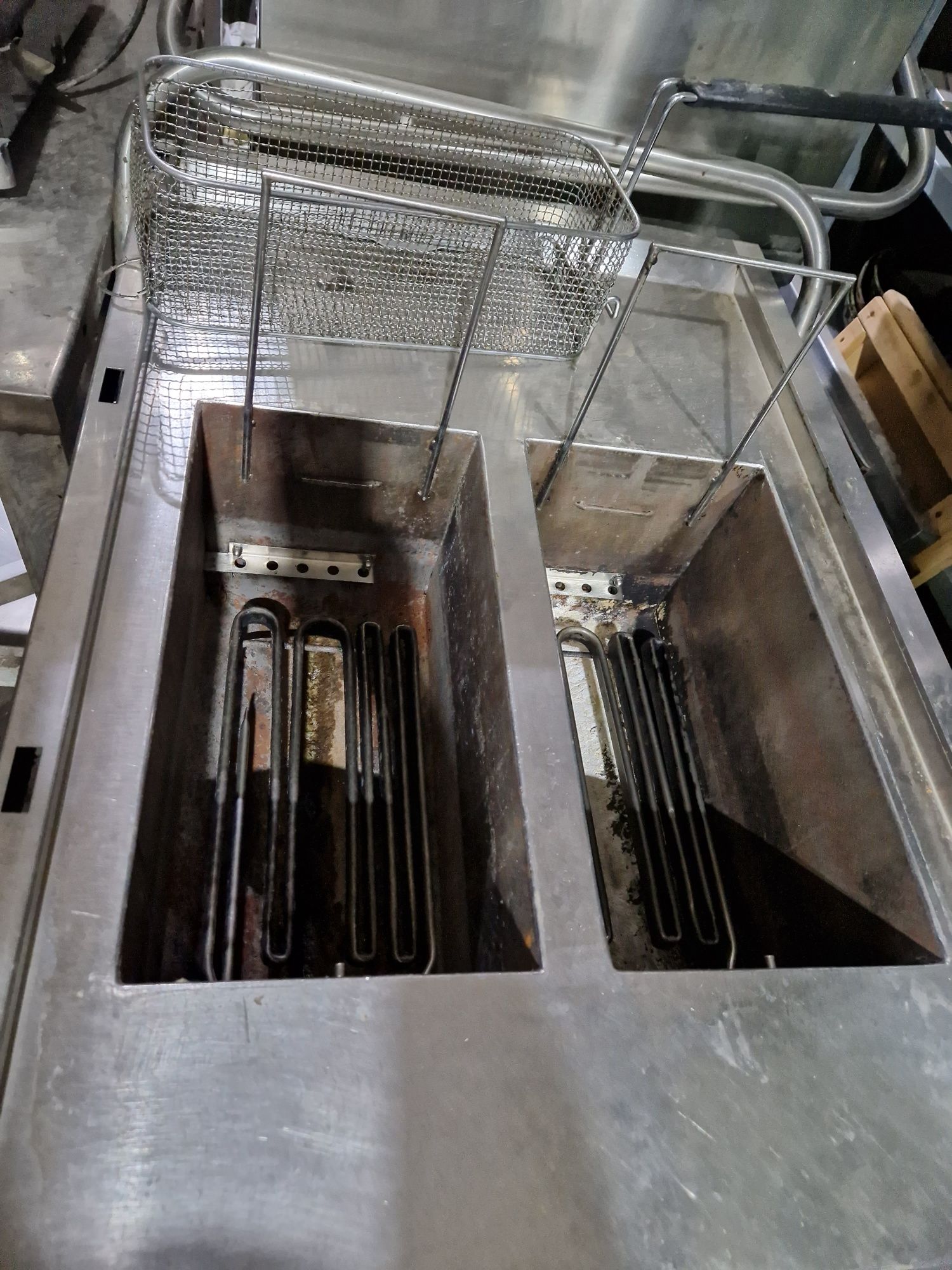 Friteuza dubla de putere, la 380v, de banc, cu robinet