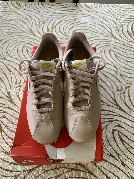 Sneakersi Nike Cortez piele purtati de 2 ori ca NOI marime 40.5 -26 cm