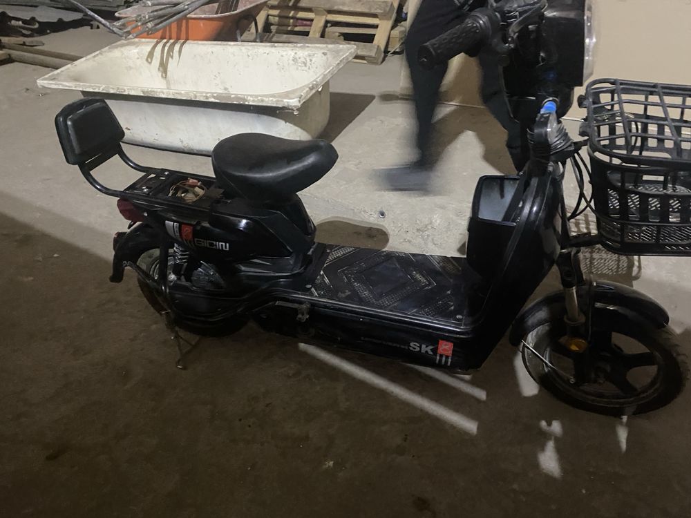 Пррдается скутер Sk8