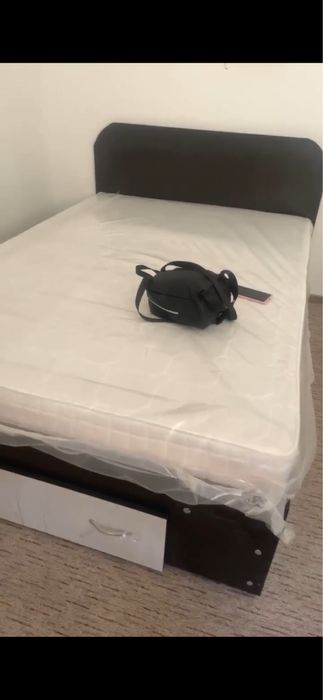 Vînd set de dormitor si un pat individual