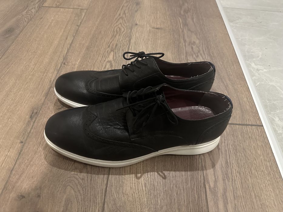 От SHOQAN черные дерби с белой подошвой и открытой шнуровкой