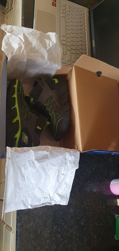 Skechers 27.5 номер детски боти скечерс 27 номер запзени  непромокаеми