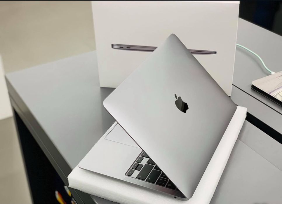 MacBook Air M1 (2020) — идеальное состояние!