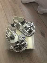 Нови бебешки сандали за момиче Chicco