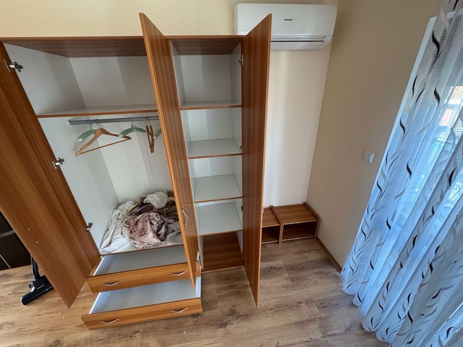 Гардероб трикрилен с две чекмеджета