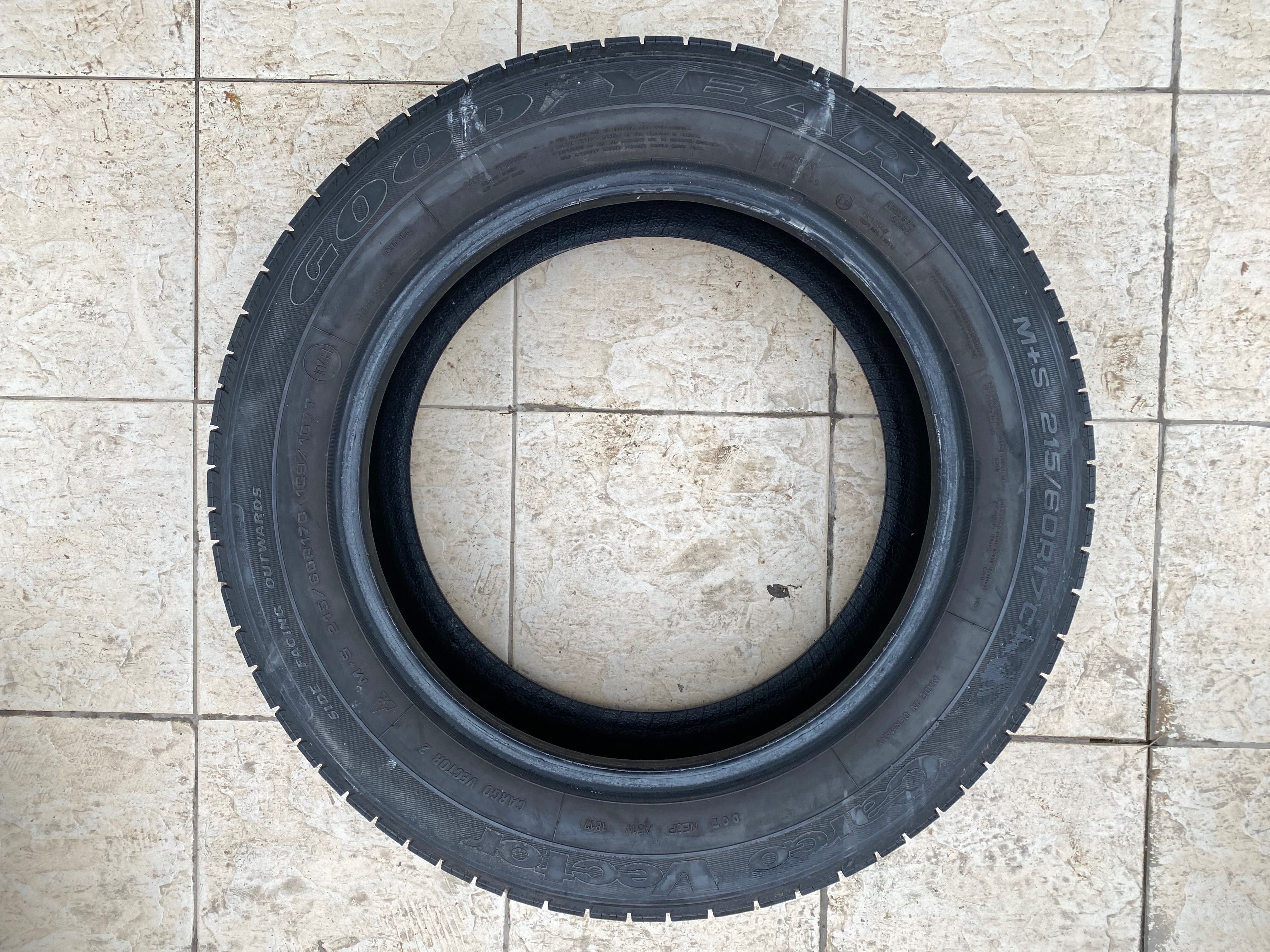 Гуми зимни бусови гума 215/60/17” C GOODYEAR CARGO Vector