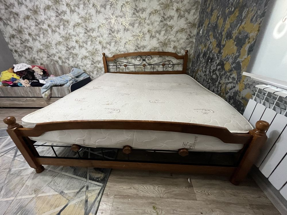 Кровать с матрасом