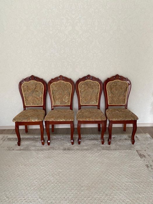 Деревянные стулья