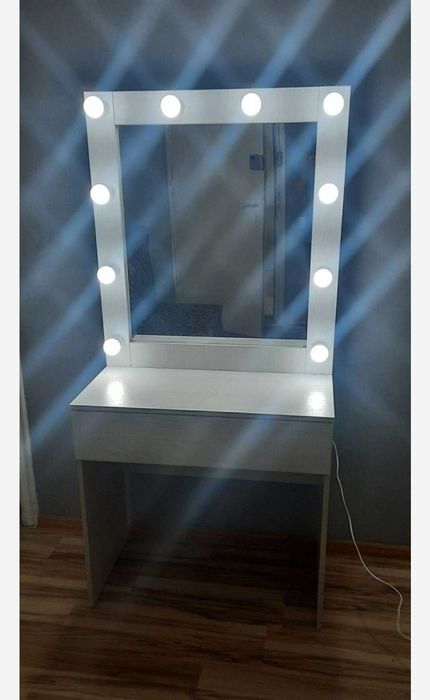 Макияжный столик