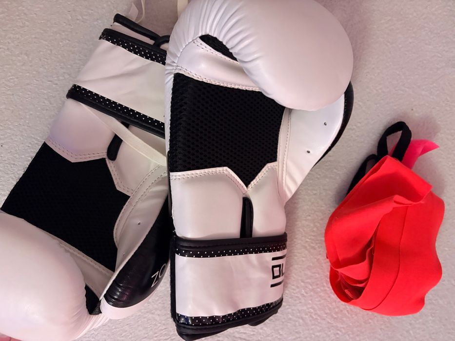 Дамски боксови ръкавици и бинтове