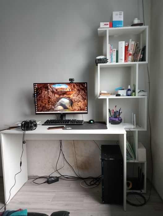 Продам стол письменный с полками