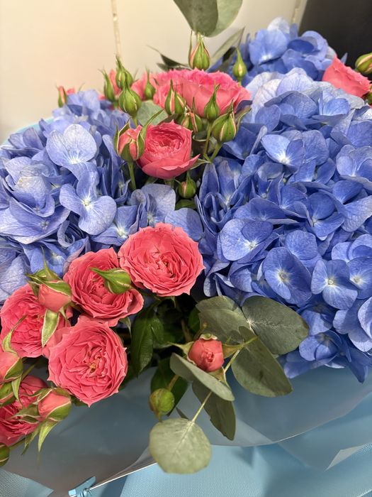 Предлагаем необычный букет из нежных гортензий и густых роскошных роз