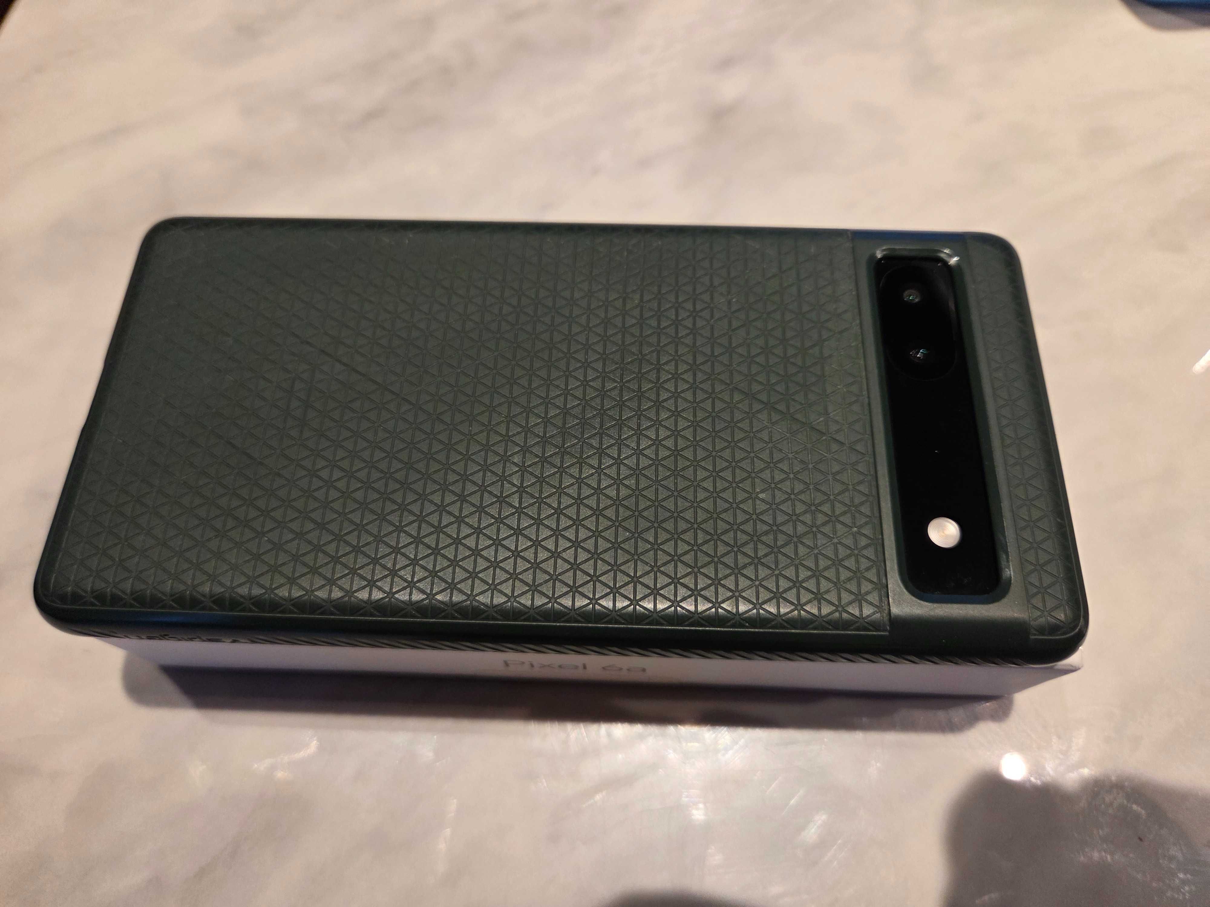 Google Pixel 6a с кейс Spigen