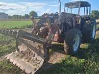 Internațional 110 cai 4x4 cu încărcător