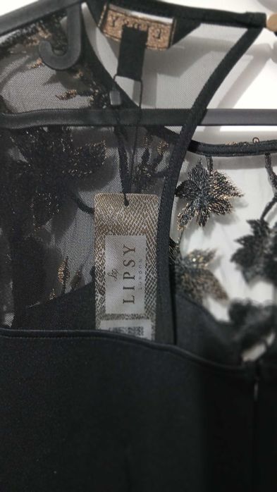 Елегантна дантелена рокля с флорални златни мотиви – Lipsy  London