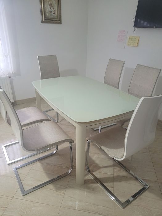 Vând  masă sticla plus 6 scaune