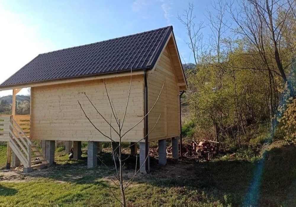 Vând cabană din lemn pe piloni