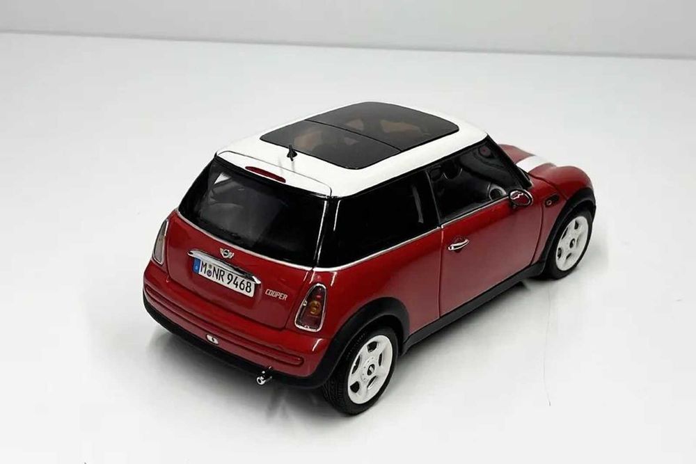 Продавам метална количка MINI Cooper R50 на Kyosho в мащаб 1:18