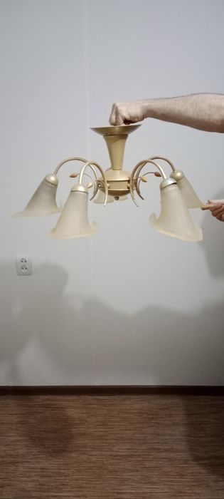 Продам люстру с плафонами-цветами на 5 лампочек