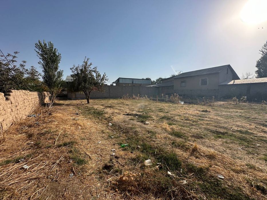 Yer sotilaladi, M 39 yo’l yaqinida, 13,5 sotih, barcha hujjatlati bor.