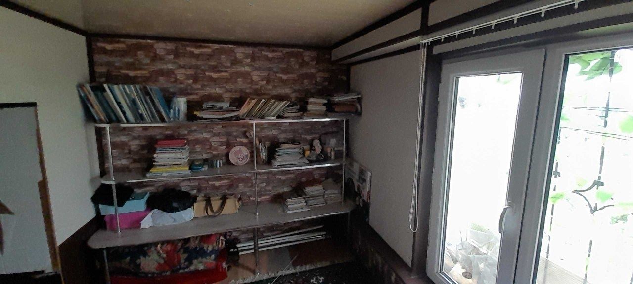 Srochna 2 xonalik dom sotiladi, yòlni yuzida