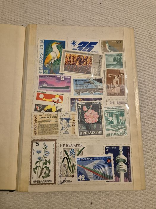 Класьор с марки от различни държави