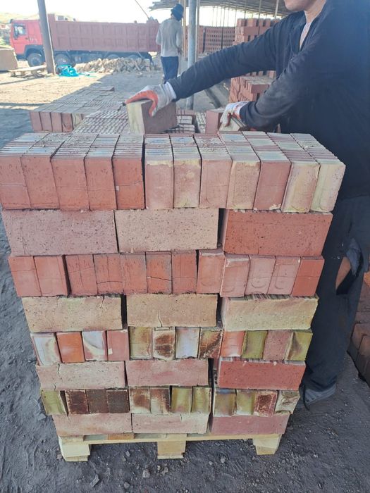 Красный кирпич на поддонах