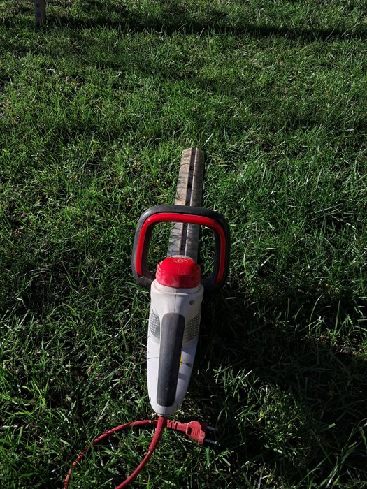 Vând mașina de tuns gardul