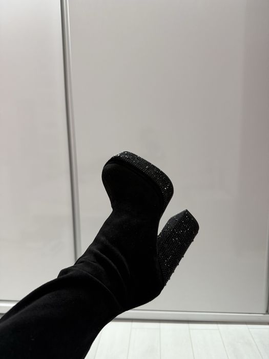 Черни велурени ботуши на ток