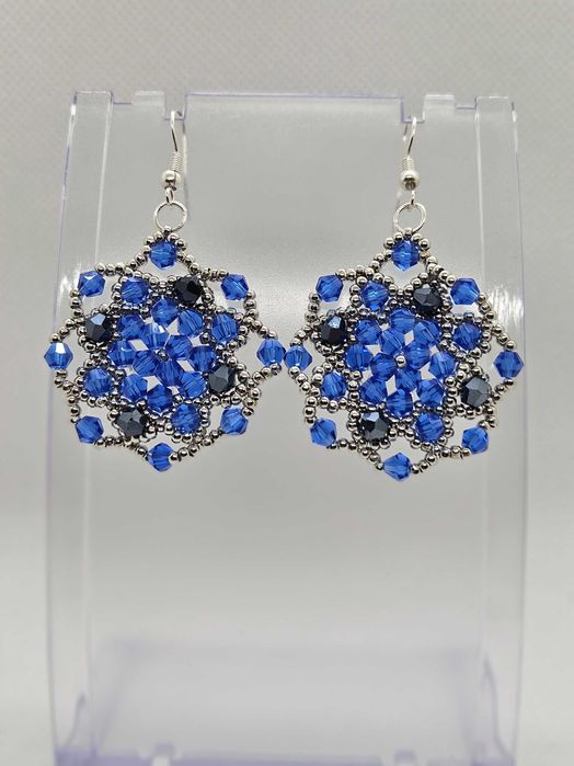 Продавам ръчно изработени бижута от мъниста