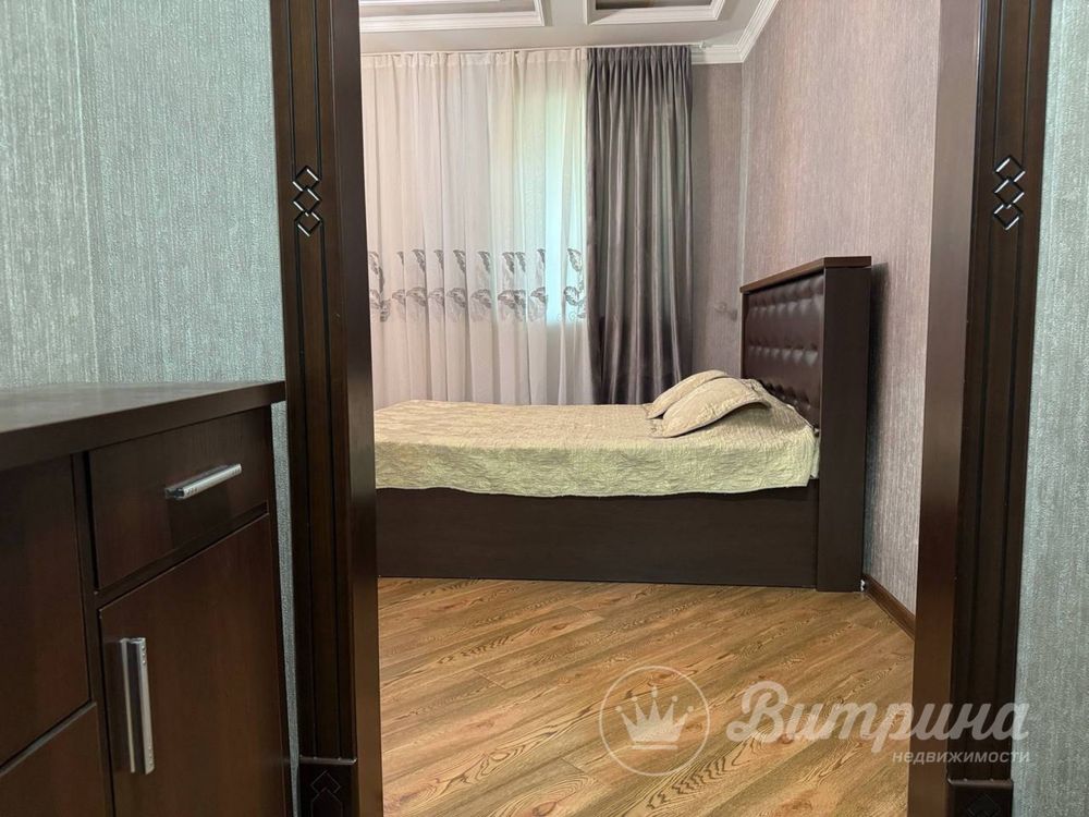 Трёхкомнатная квартира, не жарко хоть и пятый этаж, сверху есть чердак
