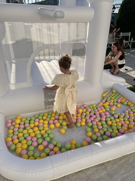 Castel gonflabil pentru printi si printese