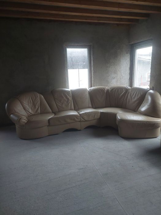 Vând colțar din piele naturală, în stare foarte bună, 2900 lei.