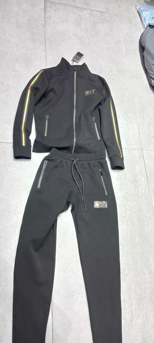 vand treninguri armani  hugo monclet