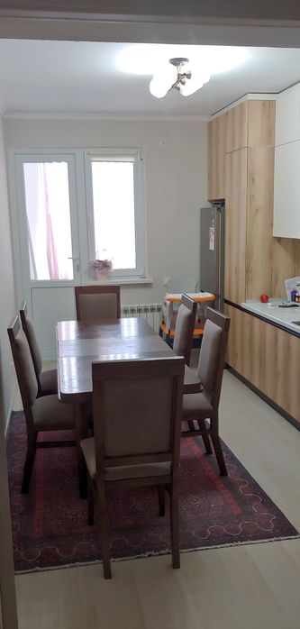 Раздвижной кухонный стол с 6 стульями.