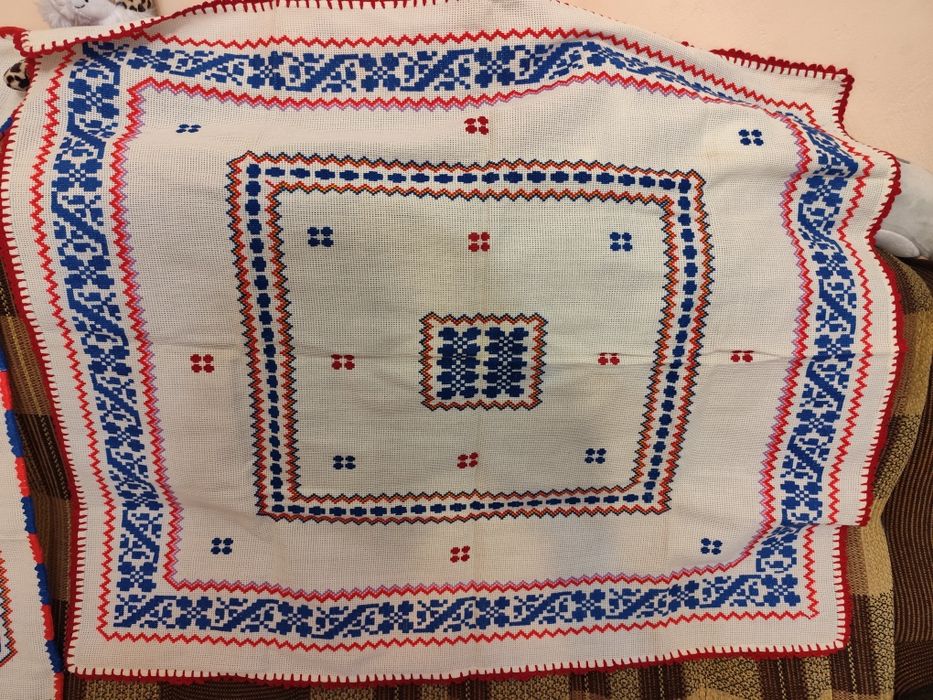 2 fete de masa cu 4 naproane cusute manual