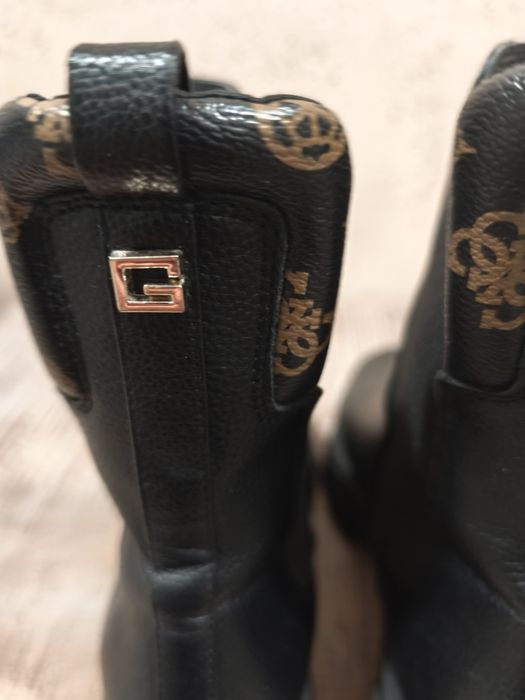 Оригинални боти Guess