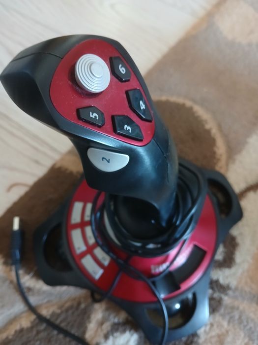 Vând Joystick Trust