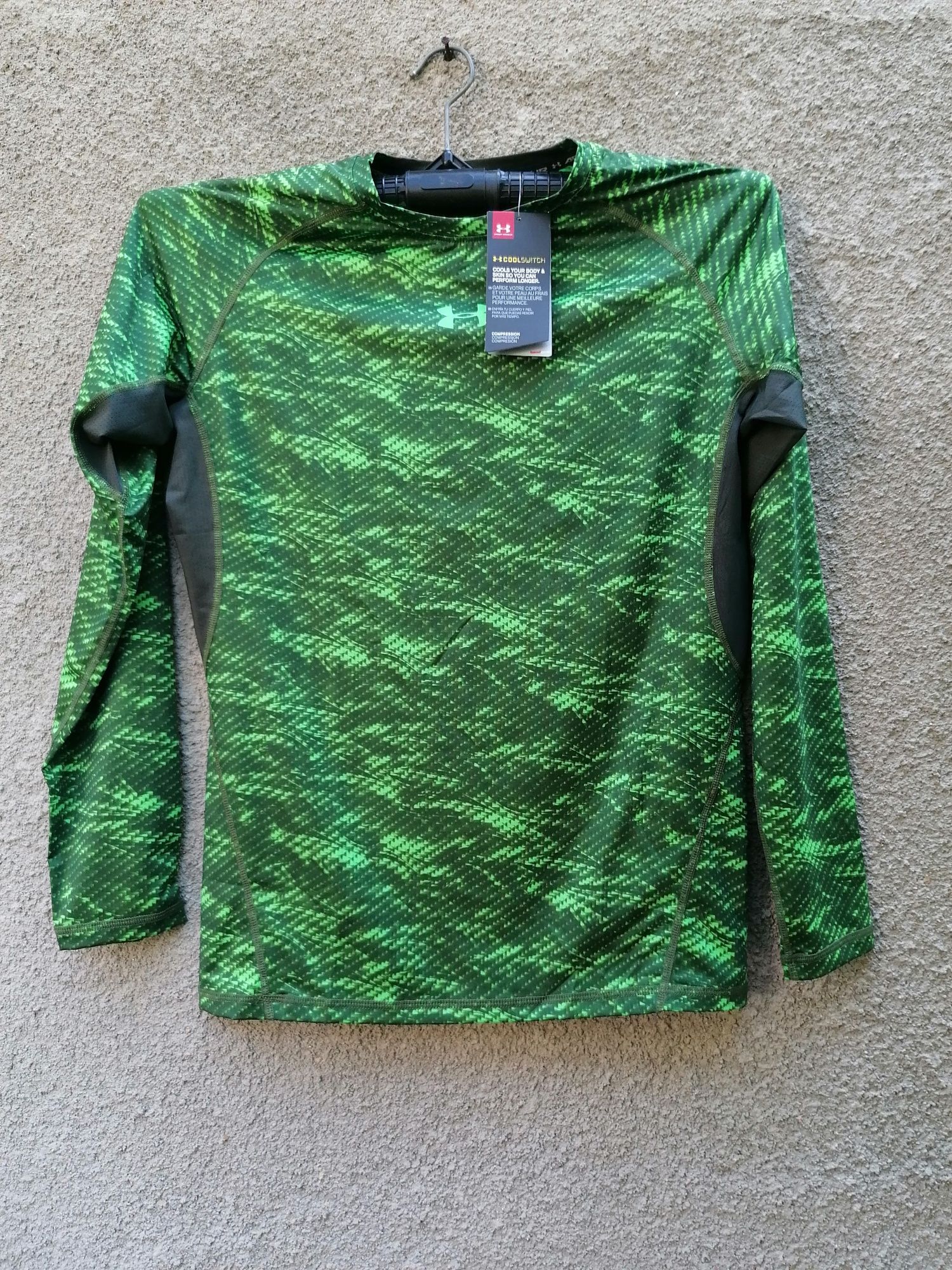 Продавам чисто нова бързосъхнеща тениска Under Armour