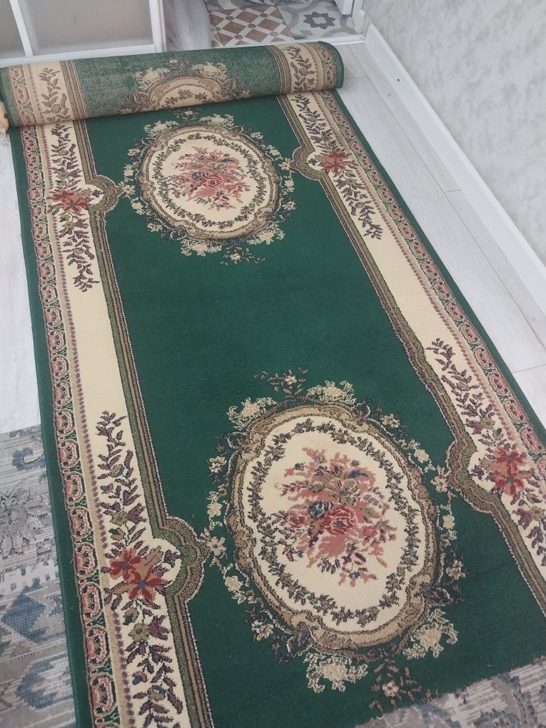 Ковёр, 4 метра ширина, 1.20  зелёного цвета