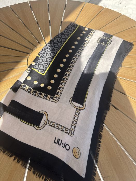 Красив дамски шал Liu Jo,отлично състяние