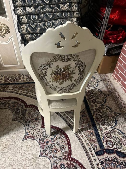 Stol va stullar mexmonhona uchun