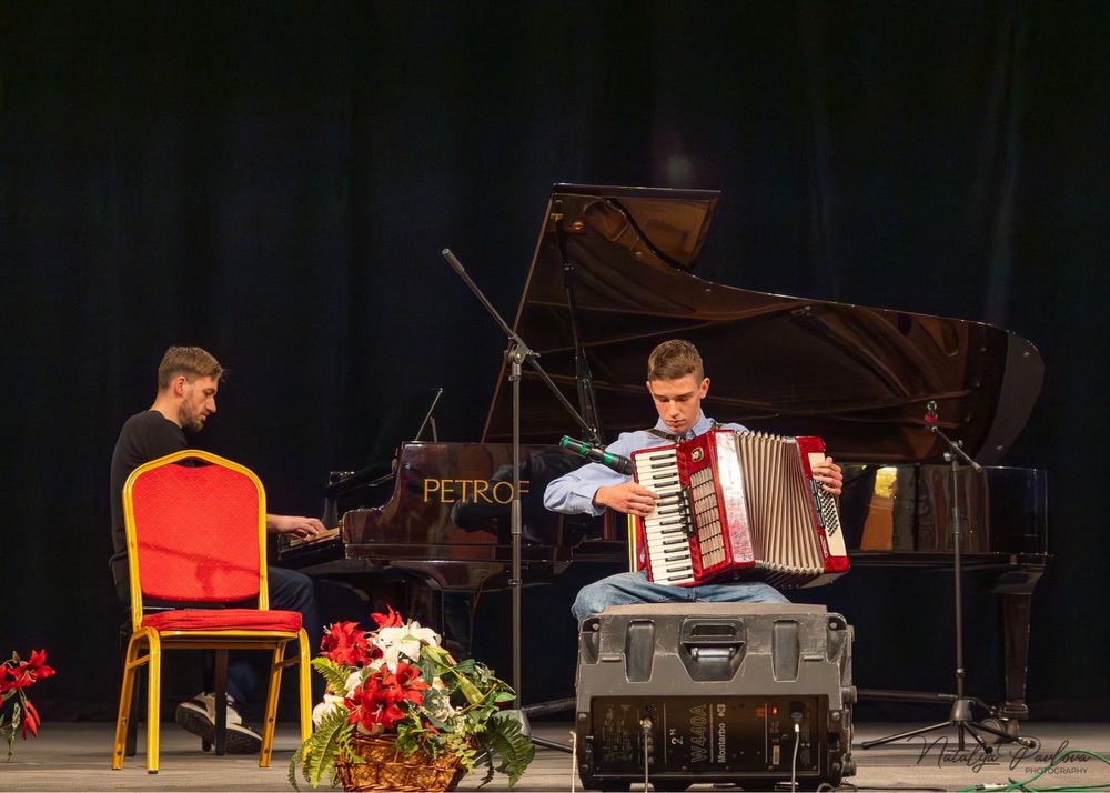 Уроци по акордеон, пиано, солфеж, вокално изкуство