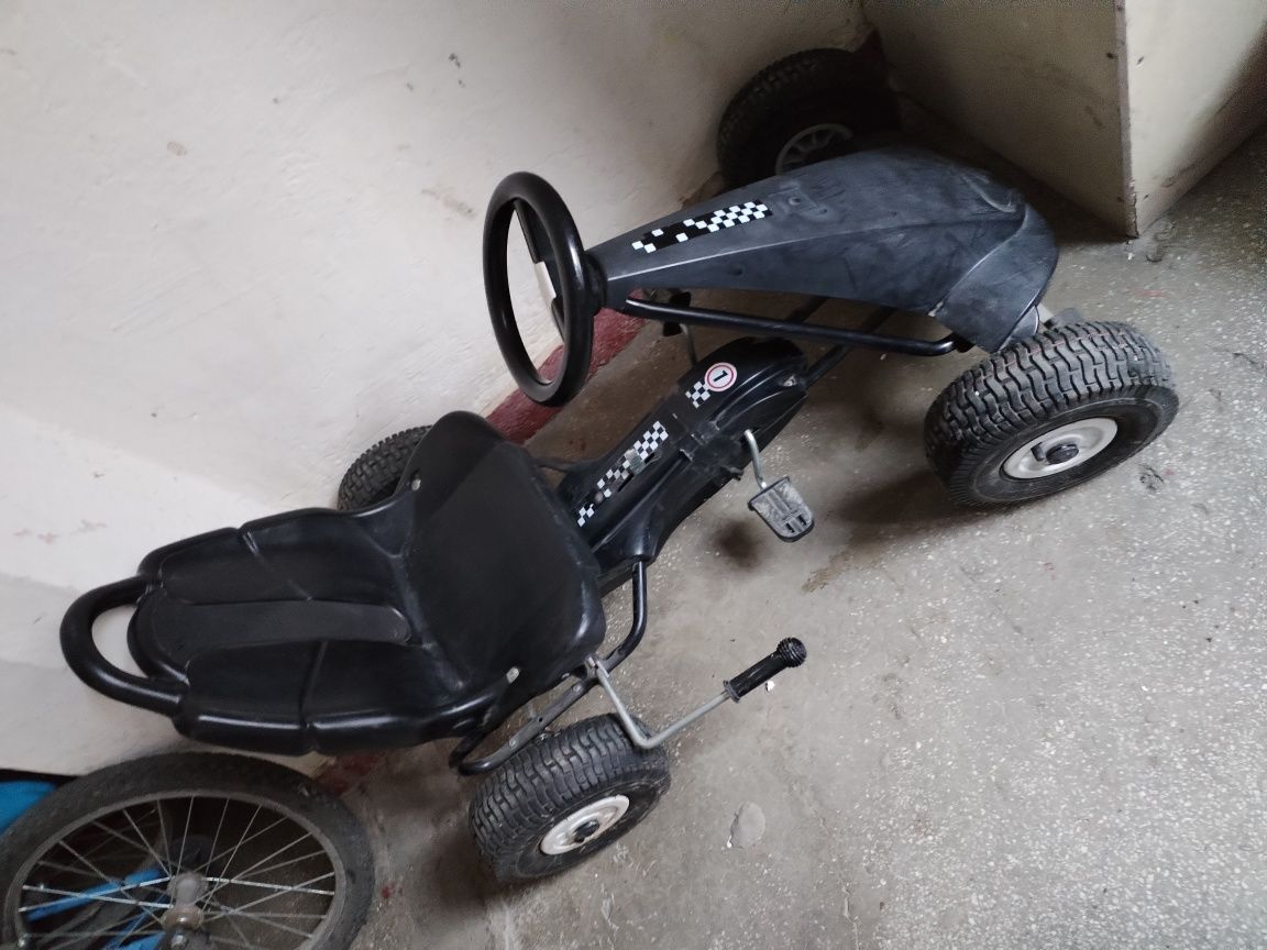 Vând kart cu pedale și  roti de cauciuc