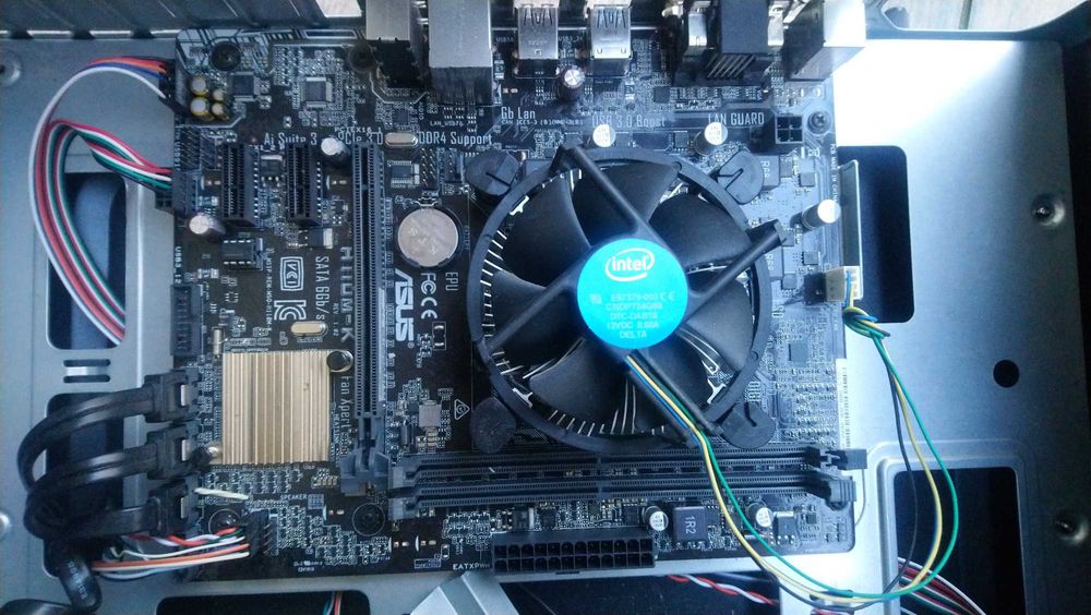 Placa de baza asus cu procesor i3 7100 3.9ghz